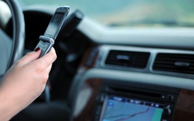 Sospensione della patente per chi usa il telefonino mentre guida.