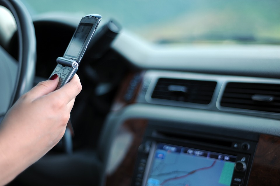 Sospensione della patente per chi usa il telefonino mentre guida.